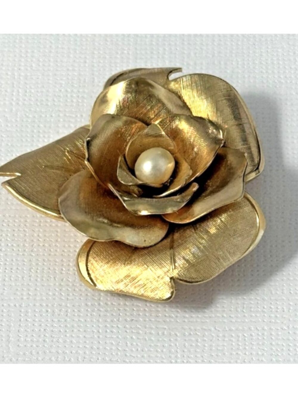 Gold Tone Flower Brooch Pin With Faux Pearl Center - Picture 4 of 10